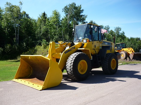 Komatsu_09_WA320-6_01.jpg
